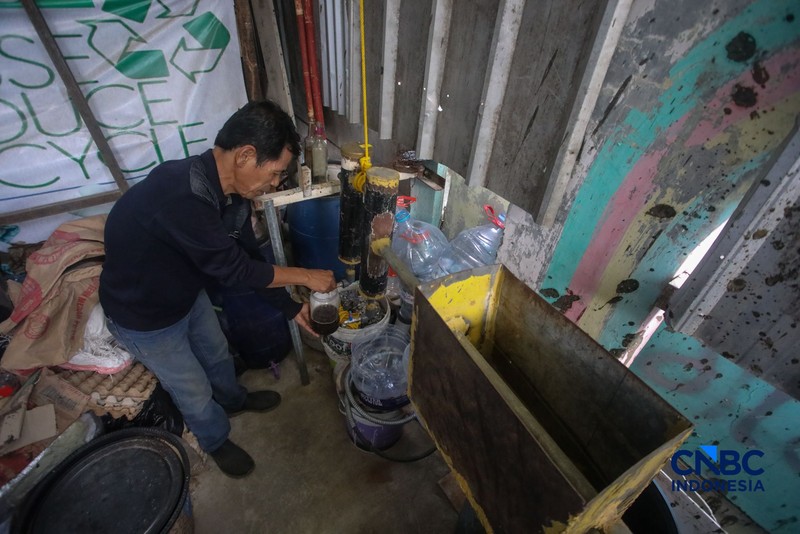 Bahan bakar alternatif dari olahan sampah plastik di kawasan Setiabudi, Jakarta, Senin (19/10/2026). (CNBC Indonesia/Faisal Rahman)