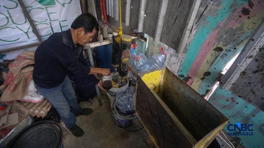 Bahan bakar alternatif dari olahan sampah plastik di kawasan Setiabudi, Jakarta, Senin (19/10/2026). (CNBC Indonesia/Faisal Rahman)