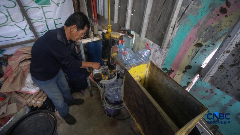 Bahan bakar alternatif dari olahan sampah plastik di kawasan Setiabudi, Jakarta, Senin (19/10/2026). (CNBC Indonesia/Faisal Rahman)