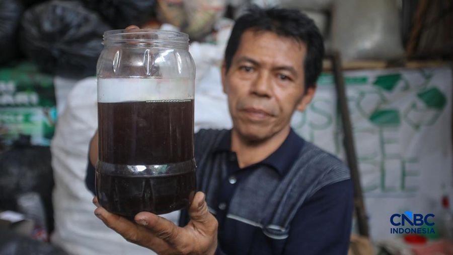 Bahan bakar alternatif dari olahan sampah plastik di kawasan Setiabudi, Jakarta, Senin (19/10/2026). (CNBC Indonesia/Faisal Rahman)