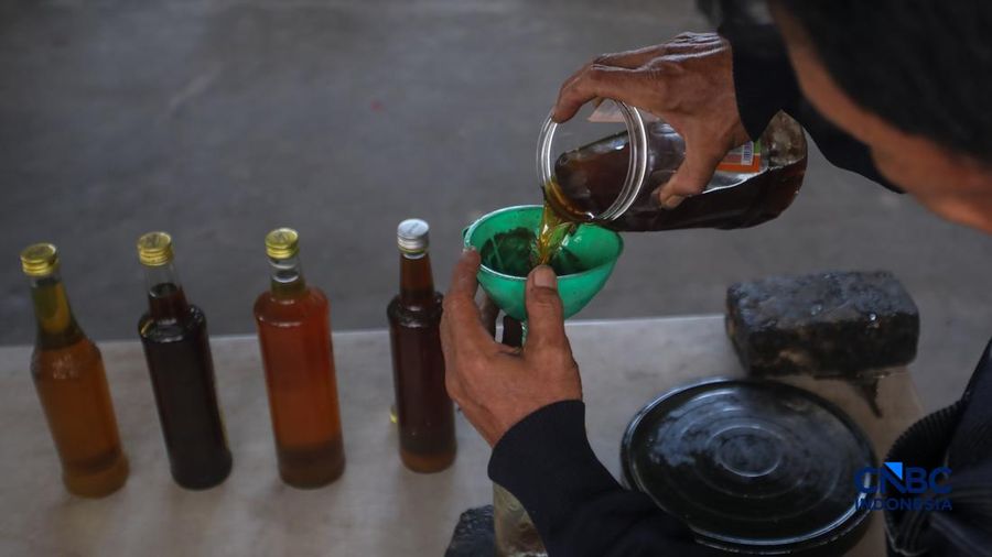Bahan bakar alternatif dari olahan sampah plastik di kawasan Setiabudi, Jakarta, Senin (19/10/2026). (CNBC Indonesia/Faisal Rahman)