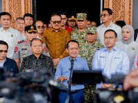 Menko Hilirisasi dan Transisi Energi sekaligus Menteri ESDM Bahlil Lahadalia kunjungi SPBU di Bali. (Dok: Biro Klik ESDM)