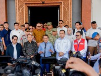 Menko Hilirisasi dan Transisi Energi sekaligus Menteri ESDM Bahlil Lahadalia kunjungi SPBU di Bali. (Dok: Biro Klik ESDM)