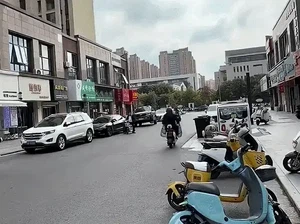 Satu Ban Digembok, Aksi Denza B8 Masih Bisa Jalan Pakai Tiga Roda Jadi Sorotan