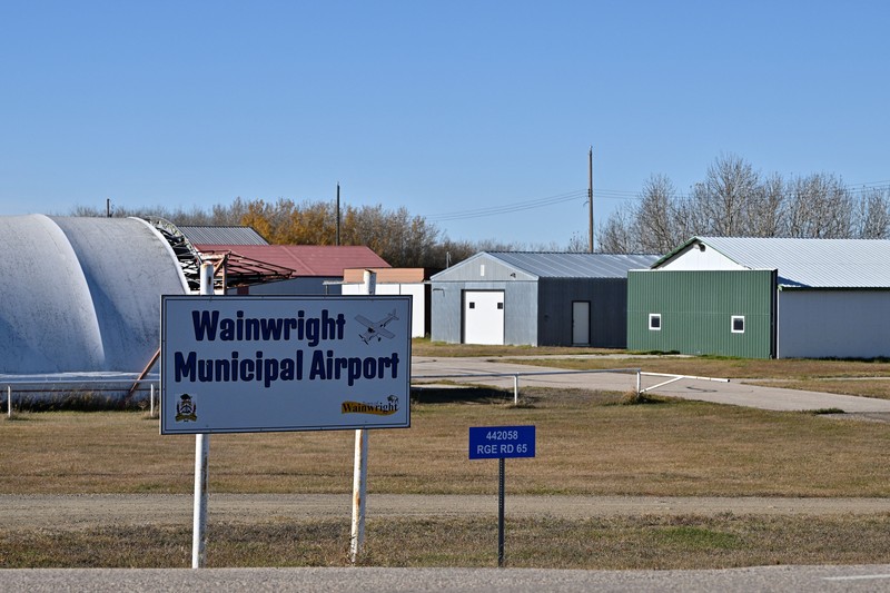 Petugas pemadam kebakaran terus berupaya menangani titik-titik api, sehari setelah insiden serius yang memicu kebakaran yang mengakibatkan jatuhnya korban jiwa dan luka-luka, di Wainwright, Alberta, Kanada, 18 Oktober 2026. (REUTERS/Jennifer Gauthier)