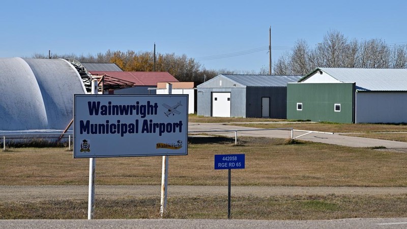 Bandara Kota Wainwright, sehari setelah insiden serius yang mengakibatkan kebakaran yang menimbulkan korban jiwa dan luka-luka, di Wainwright, Alberta, Kanada, 18 Oktober 2026.