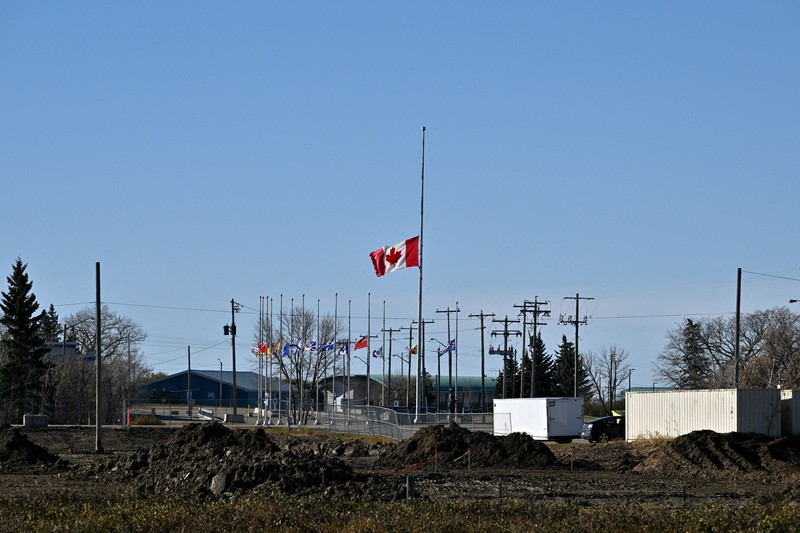 Petugas pemadam kebakaran terus berupaya menangani titik-titik api, sehari setelah insiden serius yang memicu kebakaran yang mengakibatkan jatuhnya korban jiwa dan luka-luka, di Wainwright, Alberta, Kanada, 18 Oktober 2026. (REUTERS/Jennifer Gauthier)