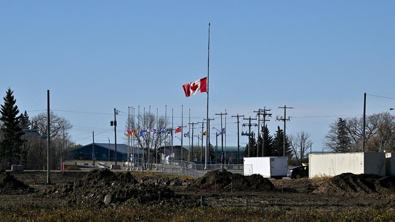 Bendera Kanada dikibarkan setengah tiang sehari setelah insiden serius yang memicu kebakaran, yang mengakibatkan jatuhnya korban jiwa dan luka-luka di Pangkalan Angkatan Bersenjata Kanada Wainwright, di Wainwright, Alberta, Kanada, pada 18 Oktober 20