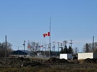 Bendera Kanada dikibarkan setengah tiang sehari setelah insiden serius yang memicu kebakaran, yang mengakibatkan jatuhnya korban jiwa dan luka-luka di Pangkalan Angkatan Bersenjata Kanada Wainwright, di Wainwright, Alberta, Kanada, pada 18 Oktober 20
