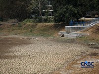 Situ Rawa Bedeng, Kecamatan Bojongmangu, Kabupaten Bekasi, Jawa Barat, Senin (19/10/2026). Situ seluas sekitar delapan hektare yang selama ini menjadi tumpuan kebutuhan air warga dan pertanian itu mengering setelah enam bulan dilanda kemarau. (CNBC I