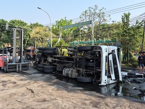 Video Truk Isi Stearin Terguling di Gresik, Jalanan Licin Bikin Pemotor Jatuh
