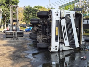 Truk Muat Stearin Terguling Bikin Jalanan Gresik Licin-Motor Terjatuh