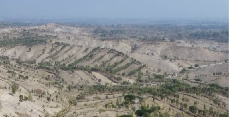Hamparan Bukit Gerobogan yang mirip gurun pasir saat kemarau. (Tangkapan Layar Instagram/Grobogan.drone)