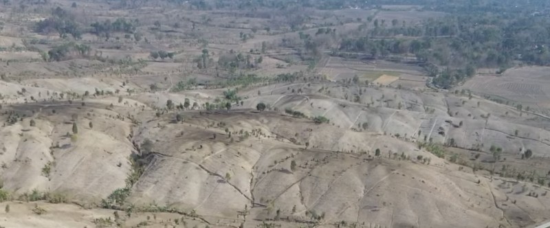 Hamparan Bukit Gerobogan yang mirip gurun pasir saat kemarau. (Tangkapan Layar Instagram/Grobogan.drone)