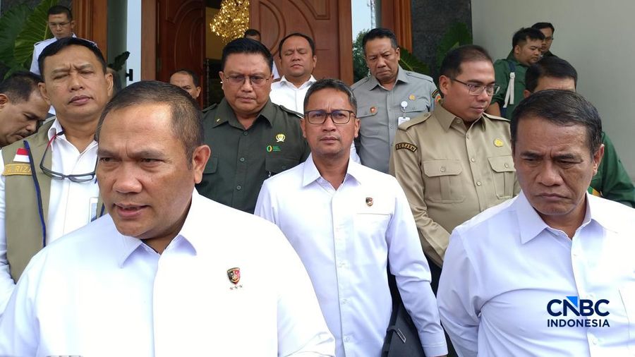 Kepala Bareskrim Polri Asep Safrudin bersama Menteri Pertanian Amran Sulaiman saat ditemui di Jakarta, Senin (19/10/2026). (CNBC Indonesia/Martyasari Rizky)