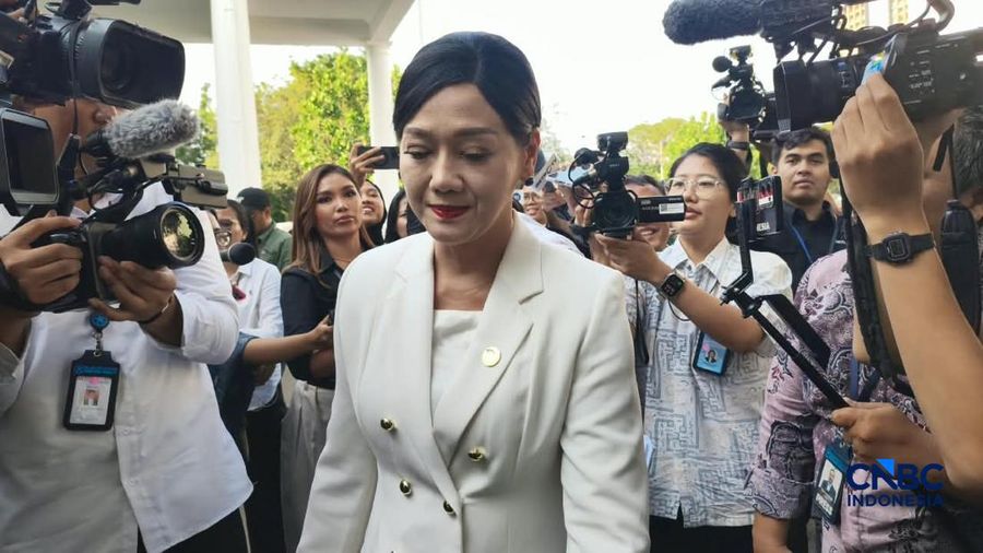 Ketua Dewan Komisioner Otoritas Jasa Keuangan (OJK) Friderica Widyasari Dewi di Istana Kepresidenan, Jakarta Pusat, Senin (19/10/2026). (CNBC Indonesia/Emir Yanwardhana)