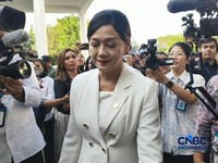 Ketua Dewan Komisioner Otoritas Jasa Keuangan (OJK) Friderica Widyasari Dewi di Istana Kepresidenan, Jakarta Pusat, Senin (19/10/2026). (CNBC Indonesia/Emir Yanwardhana)