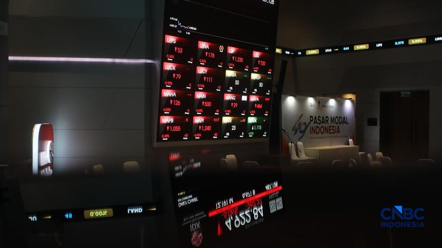 Layar menampilkan pergerakan Indeks Harga Saham Gabungan (IHSG) di gedung Bursa Efek Indonesia (BEI), Jakarta, Senin (19/10/2026).(CNBC Indonesia/Faisal Rahman)