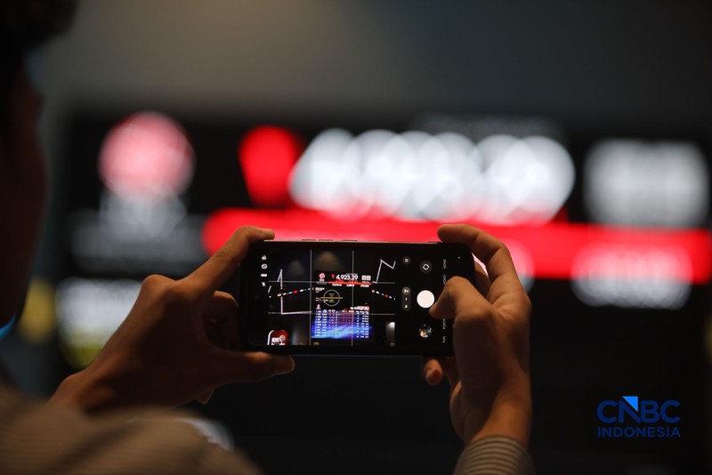 Layar menampilkan pergerakan Indeks Harga Saham Gabungan (IHSG) di gedung Bursa Efek Indonesia (BEI), Jakarta, Senin (19/10/2026). (CNBC Indonesia/Faisal Rahman)