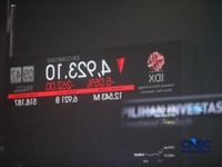 Layar menampilkan pergerakan Indeks Harga Saham Gabungan (IHSG) di gedung Bursa Efek Indonesia (BEI), Jakarta, Senin (19/10/2026).(CNBC Indonesia/Faisal Rahman)