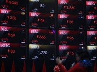 Layar menampilkan pergerakan Indeks Harga Saham Gabungan (IHSG) di gedung Bursa Efek Indonesia (BEI), Jakarta, Senin (19/10/2026).(CNBC Indonesia/Faisal Rahman)