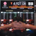 Layar menampilkan pergerakan Indeks Harga Saham Gabungan (IHSG) di gedung Bursa Efek Indonesia (BEI), Jakarta, Senin (19/10/2026).(CNBC Indonesia/Faisal Rahman)