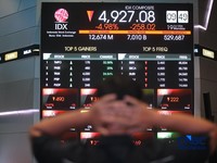 Layar menampilkan pergerakan Indeks Harga Saham Gabungan (IHSG) di gedung Bursa Efek Indonesia (BEI), Jakarta, Senin (19/10/2026).(CNBC Indonesia/Faisal Rahman)