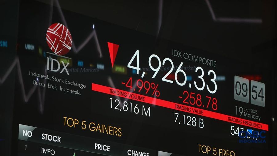 Layar menampilkan pergerakan Indeks Harga Saham Gabungan (IHSG) di gedung Bursa Efek Indonesia (BEI), Jakarta, Senin (19/10/2026).(CNBC Indonesia/Faisal Rahman)