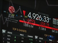 Layar menampilkan pergerakan Indeks Harga Saham Gabungan (IHSG) di gedung Bursa Efek Indonesia (BEI), Jakarta, Senin (19/10/2026).(CNBC Indonesia/Faisal Rahman)