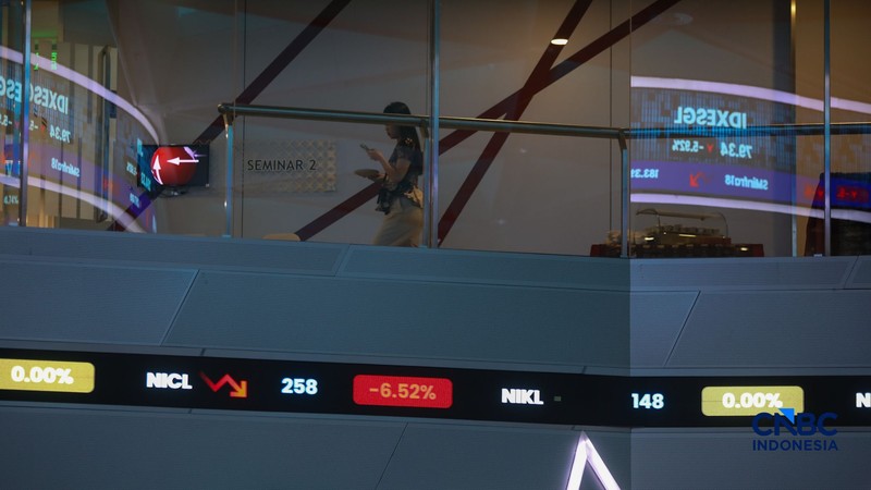Layar menampilkan pergerakan Indeks Harga Saham Gabungan (IHSG) di gedung Bursa Efek Indonesia (BEI), Jakarta, Senin (19/10/2026). (CNBC Indonesia/Faisal Rahman)