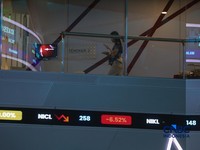 Layar menampilkan pergerakan Indeks Harga Saham Gabungan (IHSG) di gedung Bursa Efek Indonesia (BEI), Jakarta, Senin (19/10/2026).(CNBC Indonesia/Faisal Rahman)