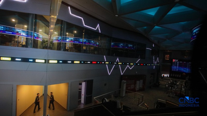 Layar menampilkan pergerakan Indeks Harga Saham Gabungan (IHSG) di gedung Bursa Efek Indonesia (BEI), Jakarta, Senin (19/10/2026). (CNBC Indonesia/Faisal Rahman)