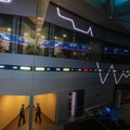 Layar menampilkan pergerakan Indeks Harga Saham Gabungan (IHSG) di gedung Bursa Efek Indonesia (BEI), Jakarta, Senin (19/10/2026).(CNBC Indonesia/Faisal Rahman)