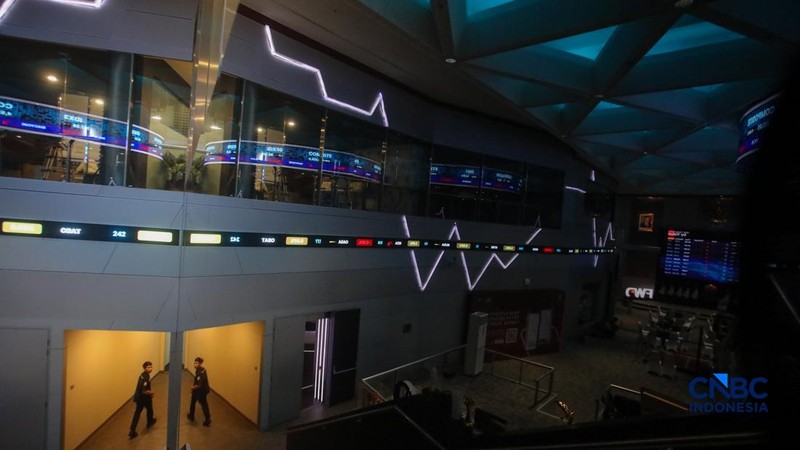 Layar menampilkan pergerakan Indeks Harga Saham Gabungan (IHSG) di gedung Bursa Efek Indonesia (BEI), Jakarta, Senin (19/10/2026).