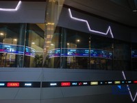Layar menampilkan pergerakan Indeks Harga Saham Gabungan (IHSG) di gedung Bursa Efek Indonesia (BEI), Jakarta, Senin (19/10/2026).(CNBC Indonesia/Faisal Rahman)