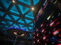 Layar menampilkan pergerakan Indeks Harga Saham Gabungan (IHSG) di gedung Bursa Efek Indonesia (BEI), Jakarta, Senin (19/10/2026).(CNBC Indonesia/Faisal Rahman)