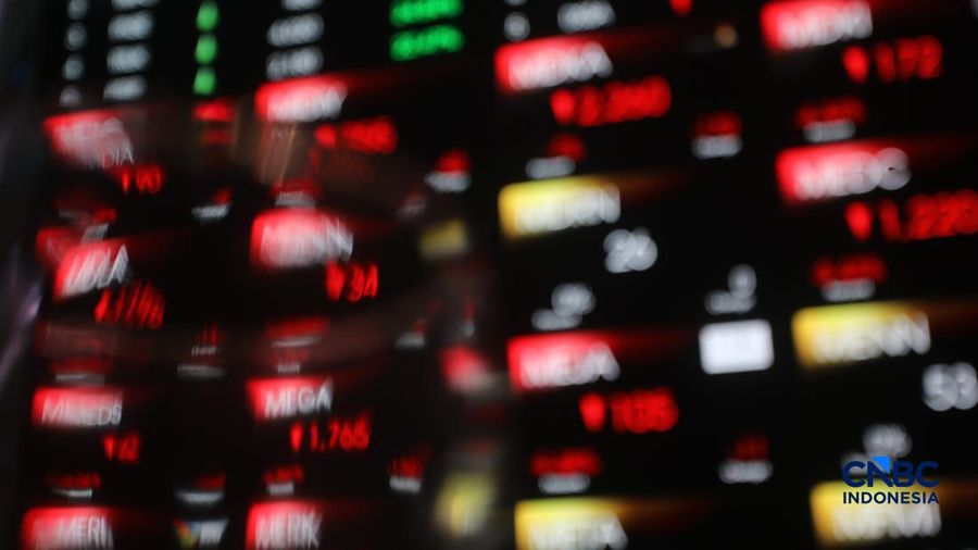 Layar menampilkan pergerakan Indeks Harga Saham Gabungan (IHSG) di gedung Bursa Efek Indonesia (BEI), Jakarta, Senin (19/10/2026).(CNBC Indonesia/Faisal Rahman)