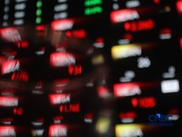 Layar menampilkan pergerakan Indeks Harga Saham Gabungan (IHSG) di gedung Bursa Efek Indonesia (BEI), Jakarta, Senin (19/10/2026).(CNBC Indonesia/Faisal Rahman)