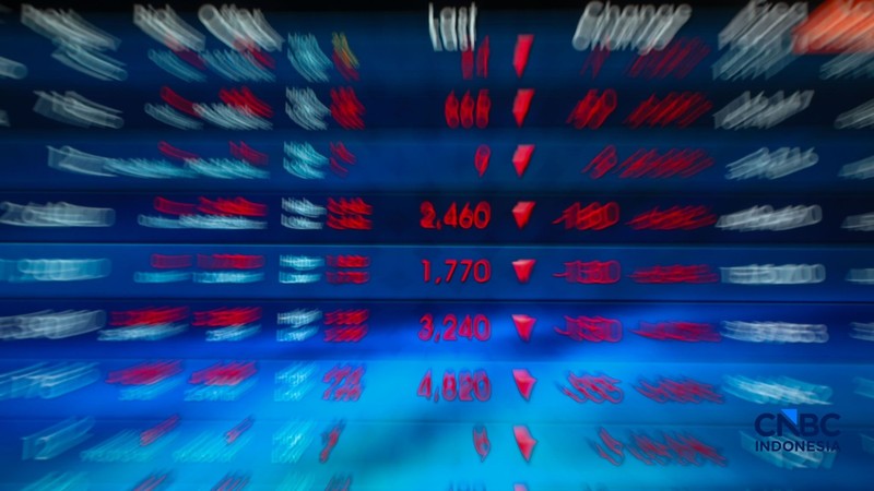 Layar menampilkan pergerakan Indeks Harga Saham Gabungan (IHSG) di gedung Bursa Efek Indonesia (BEI), Jakarta, Senin (19/10/2026). (CNBC Indonesia/Faisal Rahman)