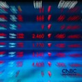 Layar menampilkan pergerakan Indeks Harga Saham Gabungan (IHSG) di gedung Bursa Efek Indonesia (BEI), Jakarta, Senin (19/10/2026).(CNBC Indonesia/Faisal Rahman)