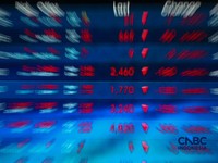 Layar menampilkan pergerakan Indeks Harga Saham Gabungan (IHSG) di gedung Bursa Efek Indonesia (BEI), Jakarta, Senin (19/10/2026).(CNBC Indonesia/Faisal Rahman)