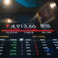 Layar menampilkan pergerakan Indeks Harga Saham Gabungan (IHSG) di gedung Bursa Efek Indonesia (BEI), Jakarta, Senin (19/10/2026).(CNBC Indonesia/Faisal Rahman)