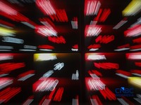 Layar menampilkan pergerakan Indeks Harga Saham Gabungan (IHSG) di gedung Bursa Efek Indonesia (BEI), Jakarta, Senin (19/10/2026).(CNBC Indonesia/Faisal Rahman)