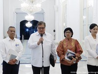 Menko Perekonomian, Airlangga Hartarto (kedua kiri) dalam Keterangan Pers Menteri Terkait Ratas Ekonomi, Istana Merdeka, 19 Oktober 2026. (Tangkapan Layar Youtube/Sekretariat Presiden RI)