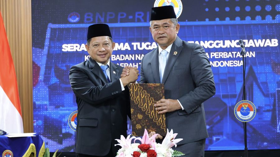 Menteri Dalam Negeri (Mendagri) Muhammad Tito Karnavian menyerahkan tugas dan tanggung jawab kepala Badan Nasional Pengelola Perbatasan dan Daerah Terpencil (BNPPDT) kepada Jenderal TNI Maruli Simanjuntak di Kantor Sekretariat Tetap BNPPDT, Jakarta,