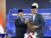 Menteri Dalam Negeri (Mendagri) Muhammad Tito Karnavian menyerahkan tugas dan tanggung jawab kepala Badan Nasional Pengelola Perbatasan dan Daerah Terpencil (BNPPDT) kepada Jenderal TNI Maruli Simanjuntak di Kantor Sekretariat Tetap BNPPDT, Jakarta,