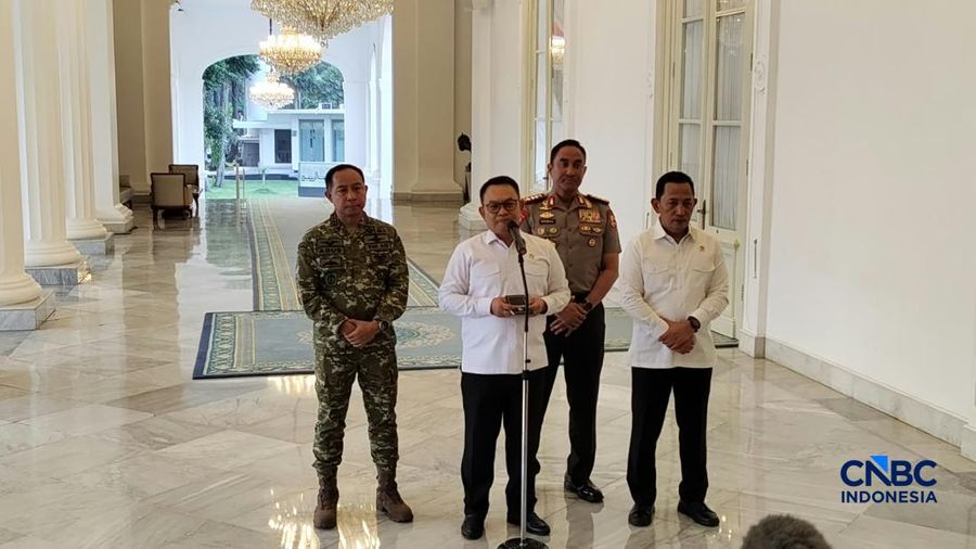 Menteri Koordinator Bidang Politik dan Keamanan Dudung Abdurachman memberikan keterangan pers setelah mengikuti rapat terbatas terkait penanganan kebakaran hutan dan lahan di Istana Merdeka, Jakarta Pusat, Senin (19/10/2026). (CNBC Indonesia/Emir Yan