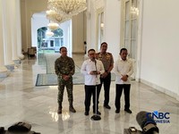 Menteri Koordinator Bidang Politik dan Keamanan Dudung Abdurachman memberikan keterangan pers setelah mengikuti rapat terbatas terkait penanganan kebakaran hutan dan lahan di Istana Merdeka, Jakarta Pusat, Senin (19/10/2026). (CNBC Indonesia/Emir Yan