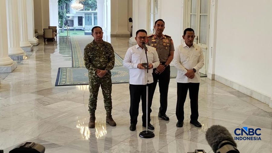 Menteri Koordinator Bidang Politik dan Keamanan Dudung Abdurachman memberikan keterangan pers setelah mengikuti rapat terbatas terkait penanganan kebakaran hutan dan lahan di Istana Merdeka, Jakarta Pusat, Senin (19/10/2026). (CNBC Indonesia/Emir Yan