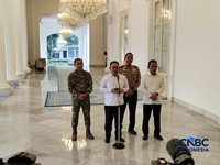 Menteri Koordinator Bidang Politik dan Keamanan Dudung Abdurachman memberikan keterangan pers setelah mengikuti rapat terbatas terkait penanganan kebakaran hutan dan lahan di Istana Merdeka, Jakarta Pusat, Senin (19/10/2026). (CNBC Indonesia/Emir Yan